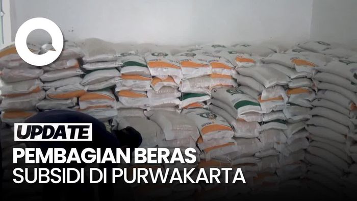 Antrean Penerimaan Beras Subsidi di Purwakarta Mengular