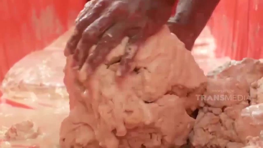 Mengintip Pembuatan Sagu, Makanan Khas Indonesia Bagian Timur