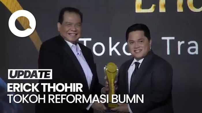 Chairul Tanjung Serahkan Penghargaan detikcom Awards ke Erick Thohir