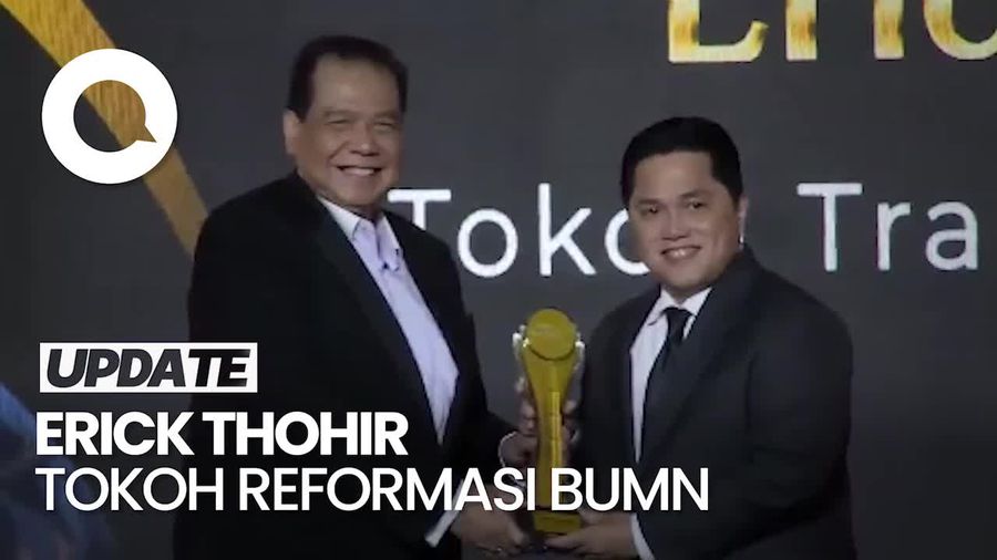 Chairul Tanjung Serahkan Penghargaan detikcom Awards ke Erick Thohir