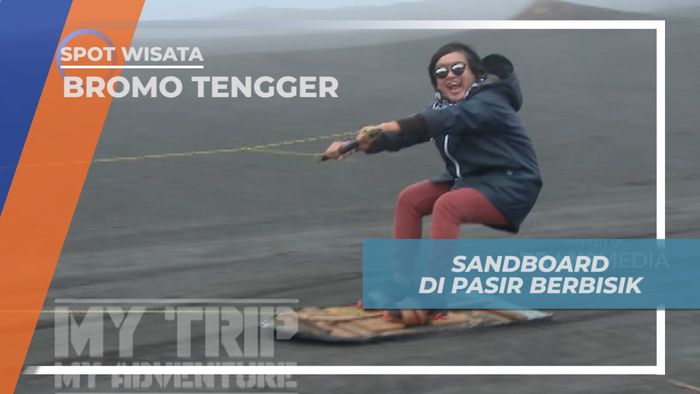 Seru-seruan Bermain Sandboard di Hamparan Pasir Kawasan Gunung Bromo
