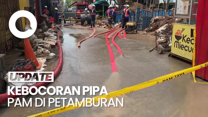 Penampakan Pipa PAM Petamburan Bocor, Air Mengalir di Jalanan