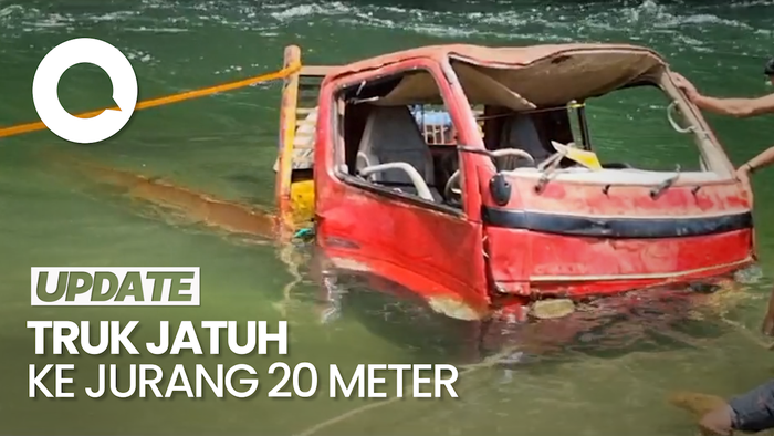 Truk Muatan Beras di Luwu Utara Terjun ke Jurang dan Masuk Sungai