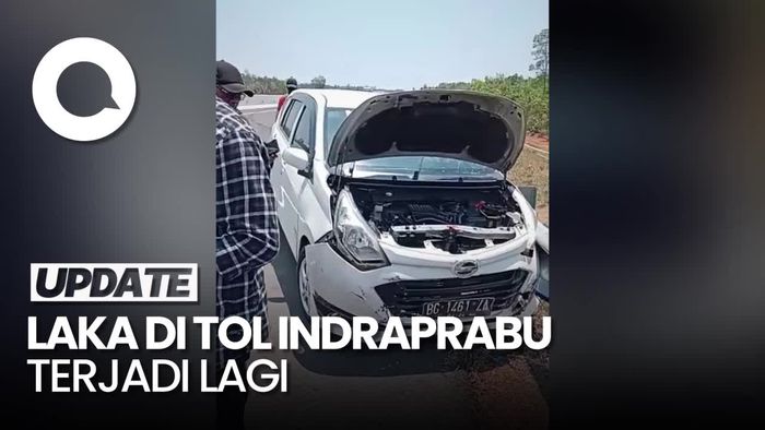 Hilang Kendali, Sigra Tabrak Barier hingga Ringsek di Ruas Tol Indraprabu