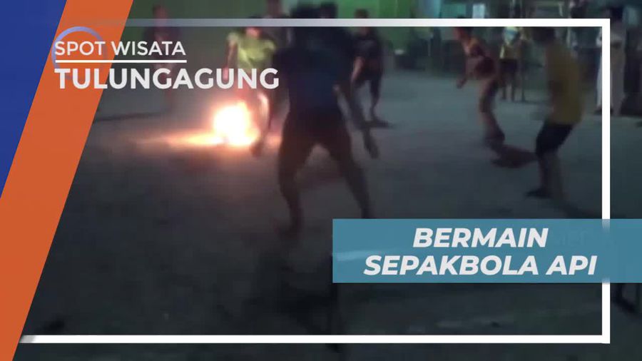 Olahraga Ekstrim Sepakbola Api di Pesantren Tulungagung