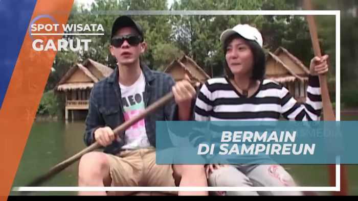 Berperahu Memainkan Permainan Seru di Kampung Sampireun Garut