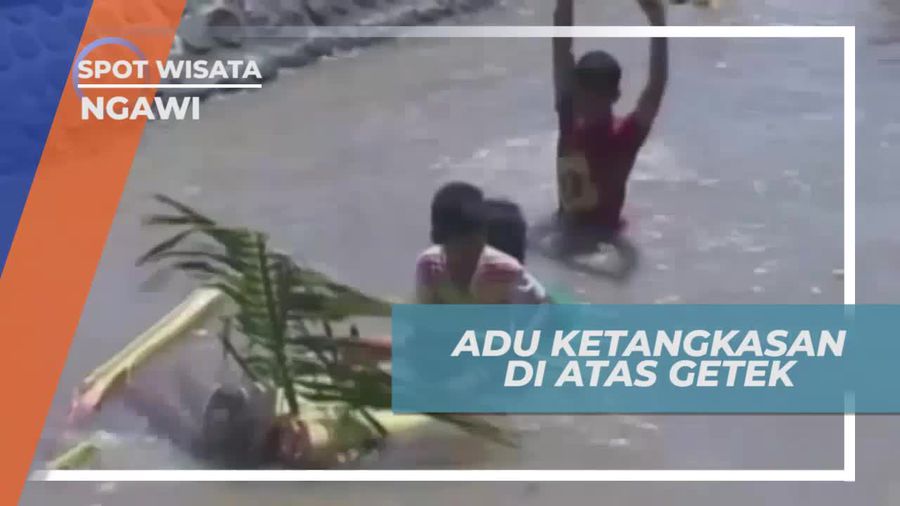Adu Ketangkasan di Atas Getek Pohon Pisang, Ngawi