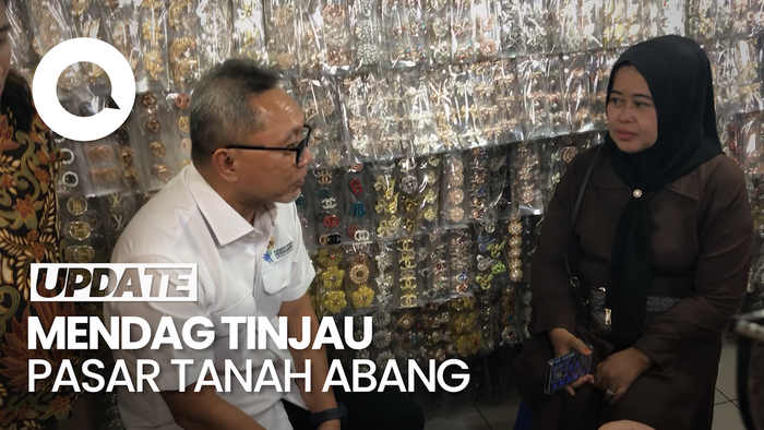 Kunjungi Pasar Tanah Abang, Mendag Zulhas Borong Baju-Aksesoris