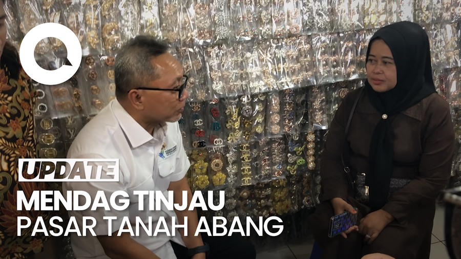 Kunjungi Pasar Tanah Abang, Mendag Zulhas Borong Baju-Aksesoris