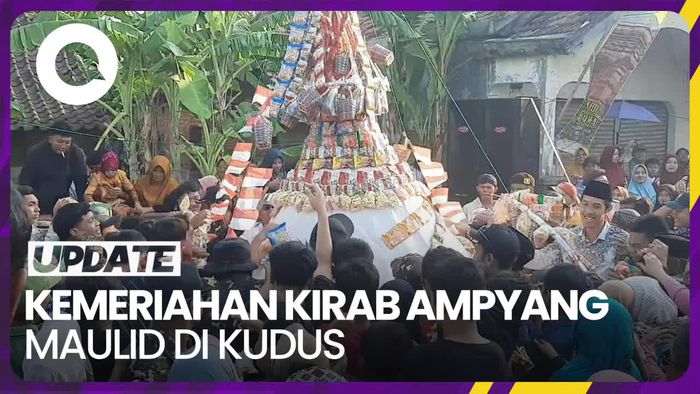 Meriahnya Kirab Ampyang Maulid di Loram Kudus, Nasi Kepel Jadi Rebutan