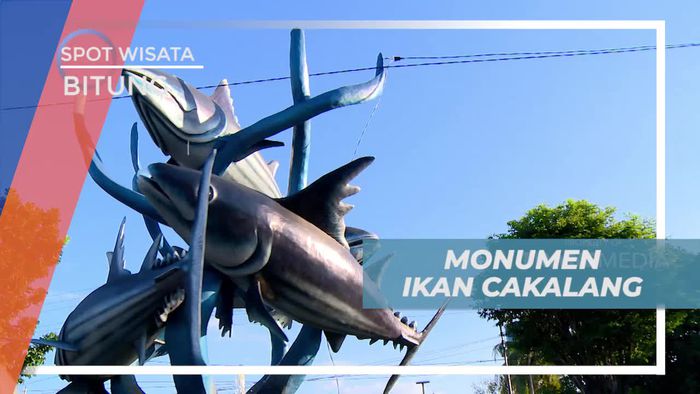 Bermotor Ria di Kota Bitung Sambil Melihat Monumen Ikan Cakalang