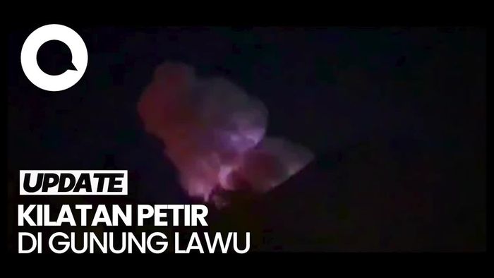 Penampakan Asap Putih-Kilatan Petir di Gunung Lawu