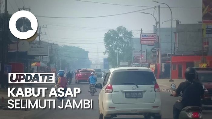 Penampakan Sungai Batanghari Jambi Diselimuti Kabut Asap