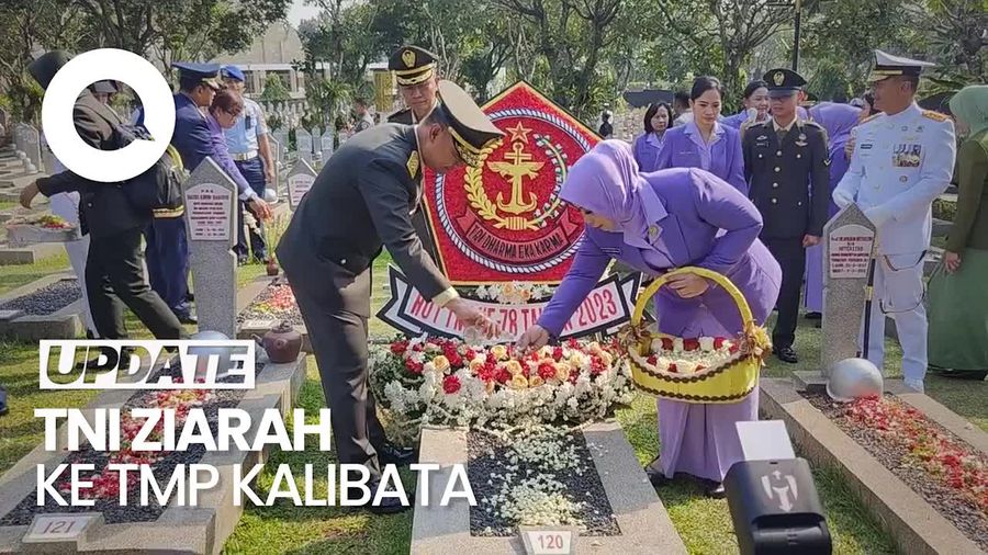 Momen TNI Ziarah-Tabur Bunga ke Makam Habibie hingga Ahmad Yani