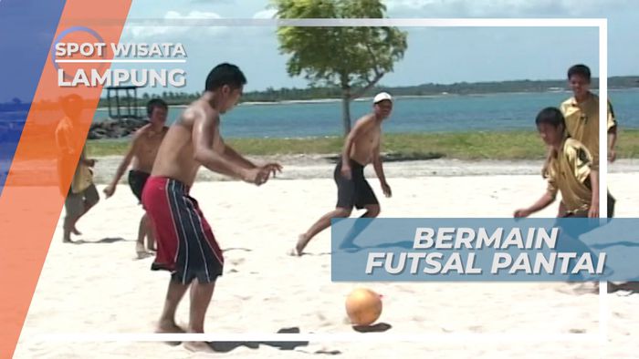 Seru-seruan Habiskan Waktu, Bermain Futsal di Tepi Pantai, Lampung