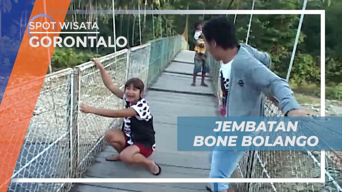 Sensasi Melintasi Jembatan Gantung di Atas Sungai Bone, Gorontalo