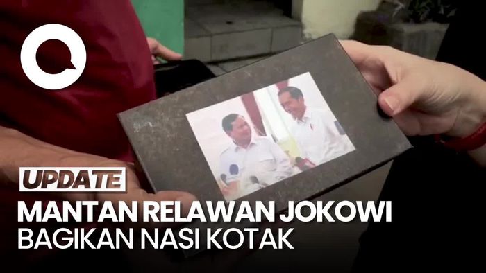 Relawan Bagikan Nasi Kotak Bergambar Prabowo dan Jokowi di Jaktim