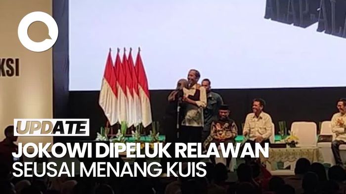 Momen Relawan Peluk Jokowi Seusai Menang Kuis & Dapat Sepeda