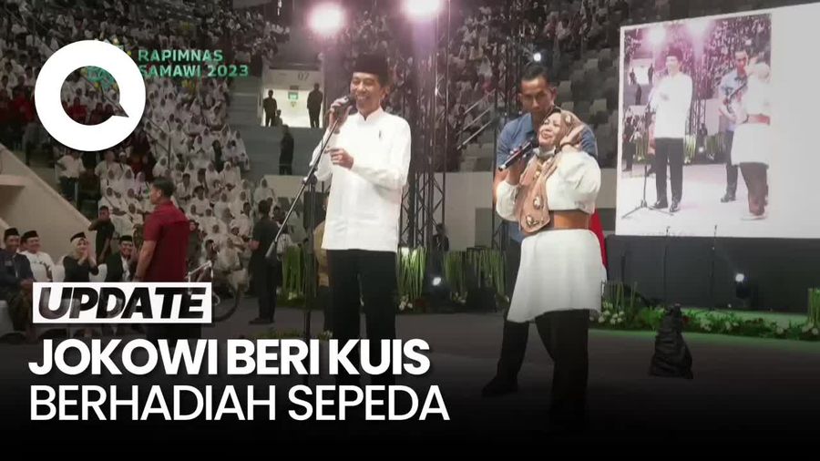 Momen Relawan Sujud Syukur Sehabis Jawab Kuis dari Jokowi