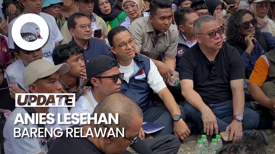 Momen Anies Lesehan Bareng Relawan usai Batal Gelar Diskusi di GIM