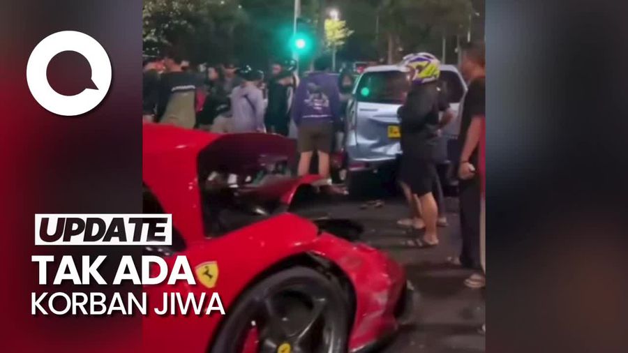 Ferrari Ringsek Usai Tabrak 5 Kendaraan di Bundaran Senayan
