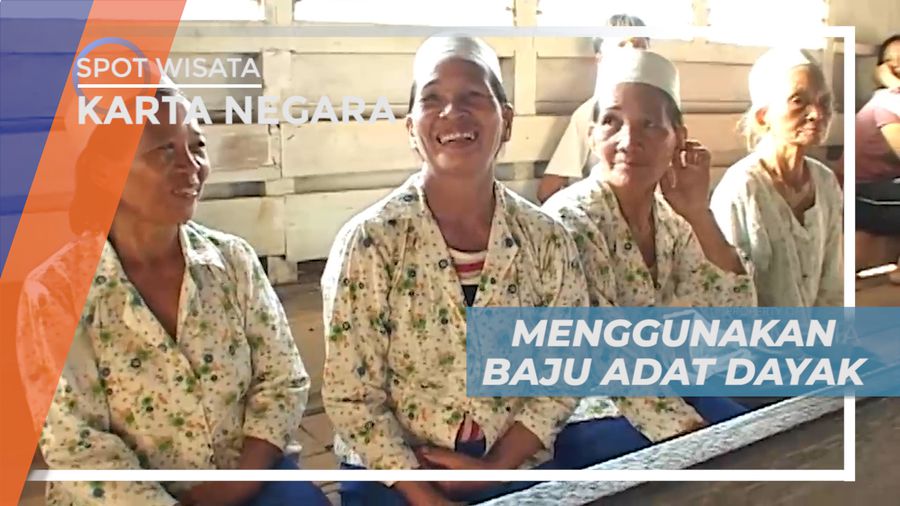 Mencoba Memakai Baju Adat Khas Dayak, Kutai Kartanegara