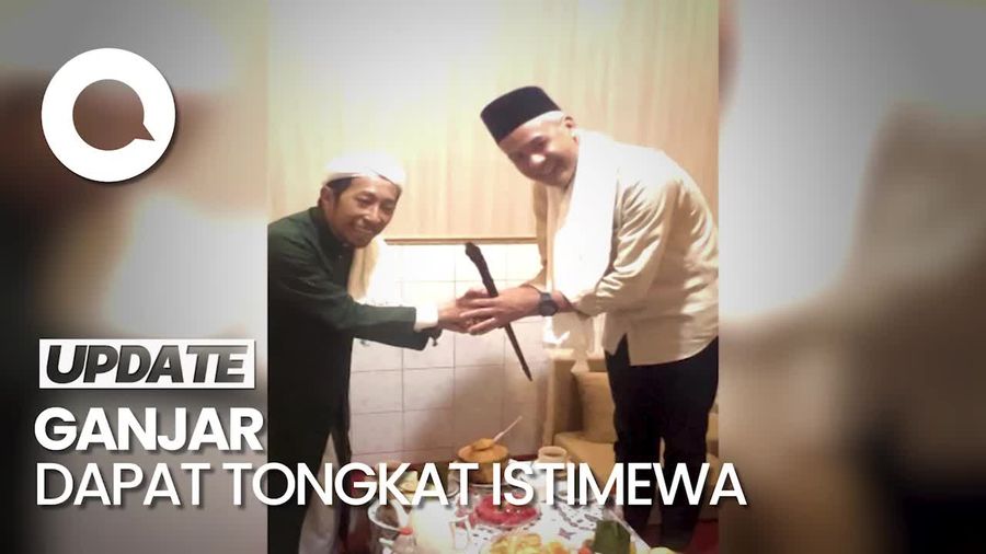 Ganjar Diberi Hadiah Tongkat dan Tasbih Istimewa dari Kiai Hayyi Cirebon