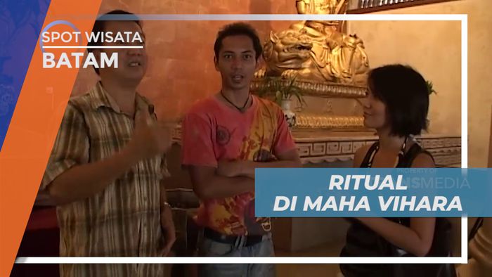 Mencoba Ritual Unik di Maha Vihara Duta Maitreya Batam