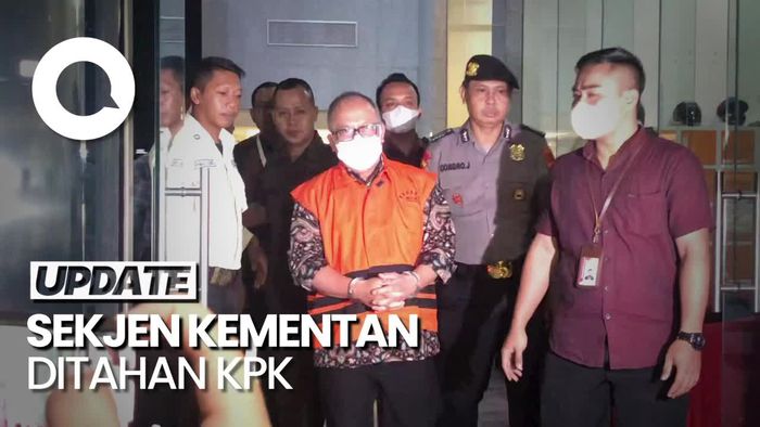 Momen Sekjen Kementan Digiring Menuju Mobil Tahanan KPK