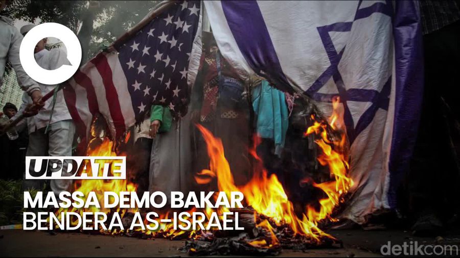 Massa Bela Palestina Bakar Bendera AS-Israel di Depan Kedubes AS