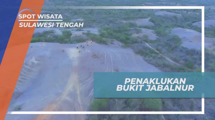 Naik Motor Cross Melintasi Bukit Terjal di Sulawesi Tengah