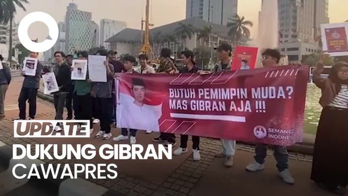Komunitas Semanggi Bentangkan Spanduk di Patung Kuda Dukung Gibran Cawapres