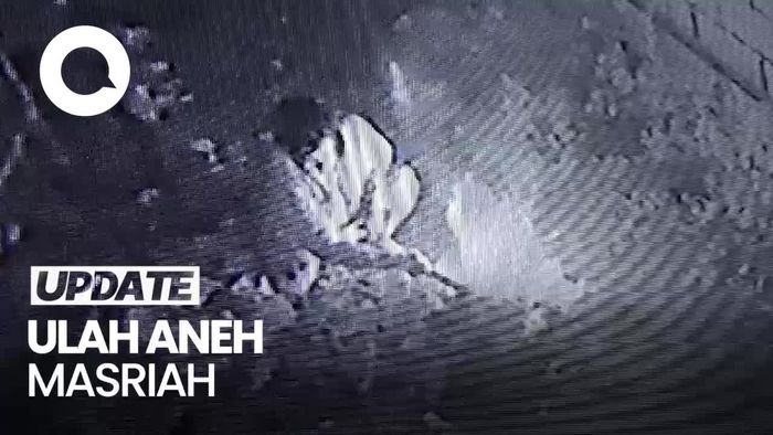 Masriah Tiba-tiba Bersihkan Sampah yang Dibuang di Depan Rumah Tetangga