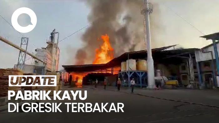 Kebakaran Pabrik Kayu di Gresik, Ada Karyawan Alami Luka Bakar!