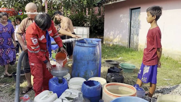 berbuatbaik.id Bareng Uncle Teebob Salurkan Bantuan untuk Banjir Karawang