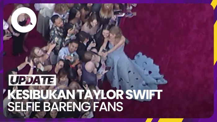 Momen Taylor Swift Selfie Bareng Fans di Premier Film The Eras Tour