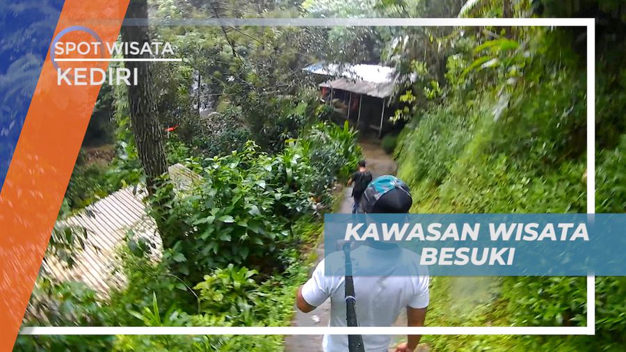 Menuruni Anak Tangga Menuju Air Terjun Irenggolo Kediri