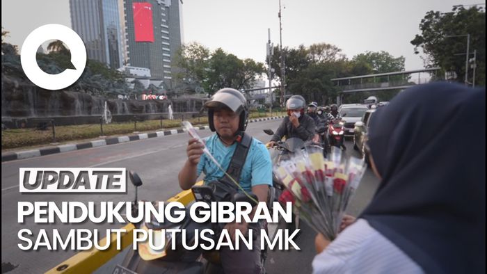 Massa Pendukung Gibran Bagikan 1.000 Mawar Sambut Putusan MK