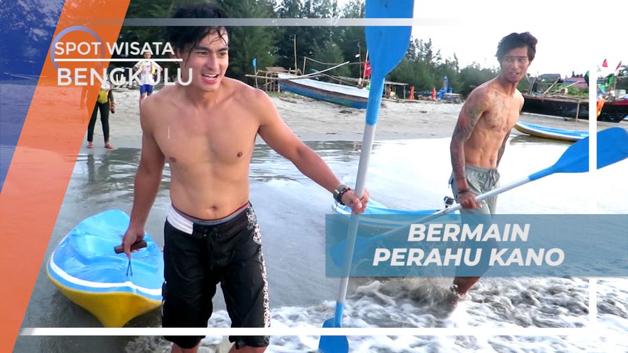 Seru-seruan Habiskan Waktu Bermain Kano di Pantai Jakat, Bengkulu