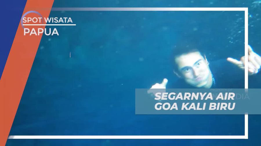 Menikmati Sensasi Segar Berenang di Goa Kali Biru Papua