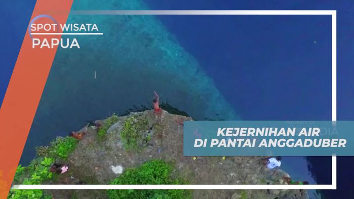 Menikmati Kejernihan Air Laut di Pantai Anggaduber Papua