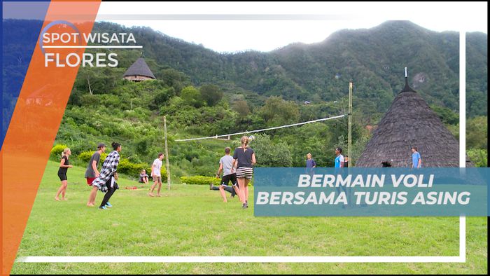 Adu Tangkas Bermain Voli Bersama Wisatawan Asing, Flores