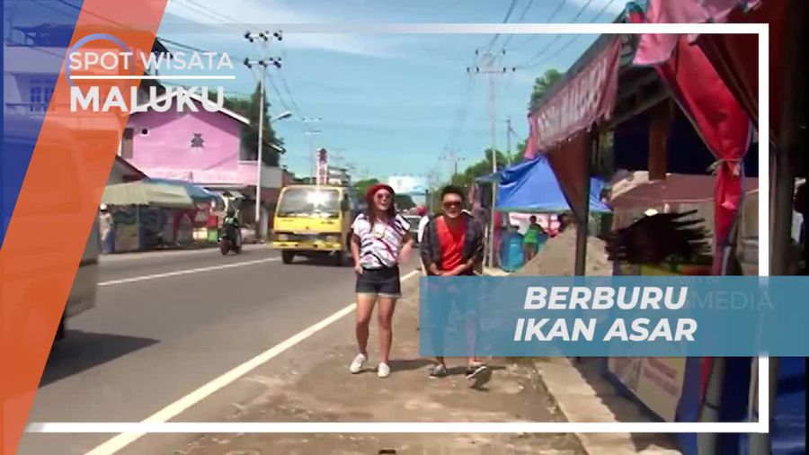 Berburu Bahan Baku Untuk Memasak Ikan Asar di Hatiwe Kecil Ambon
