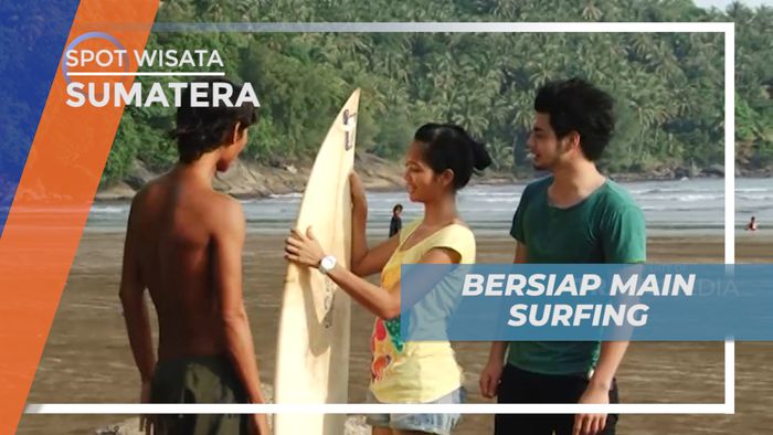 Bersiap Bermain Surfing di Pantai Air Manis, Kota Padang