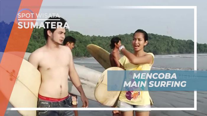 Mencoba Menaklukkan Ombak Laut Sumatera Dengan Surfing