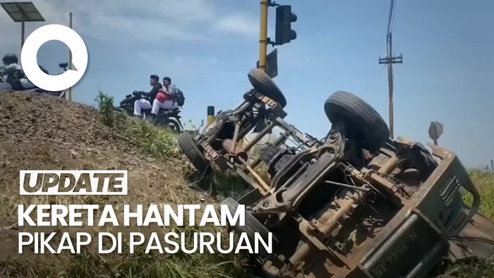 Pikap Remuk Dihantam KA Penataran di Pasuruan, Sopir Selamat