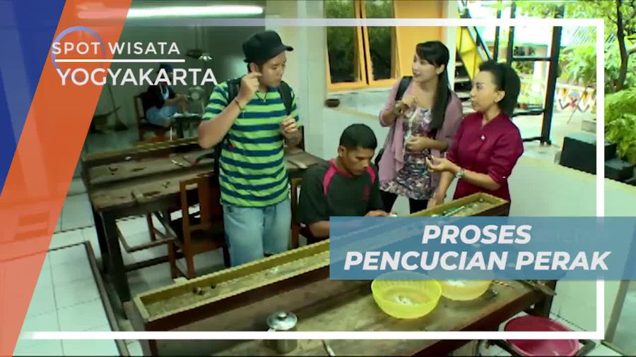 Menggunakan Sabun dan Air, Melihat Pencucian Kerajinan Perak Yogyakarta