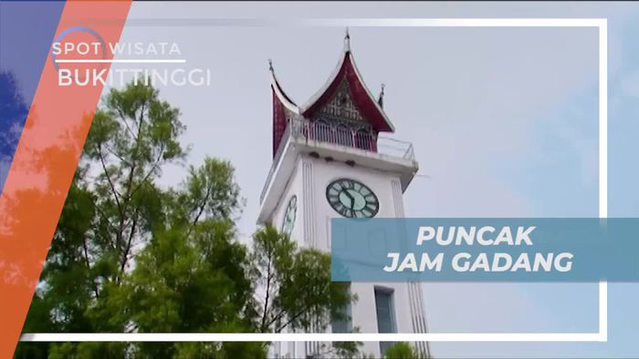 Menaiki Anak Tangga Menuju Puncak Jam Gadang, Bukittinggi