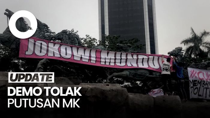 Massa Demo BEM SI Bentangkan Spanduk Jokowi Mundur di Patung Kuda