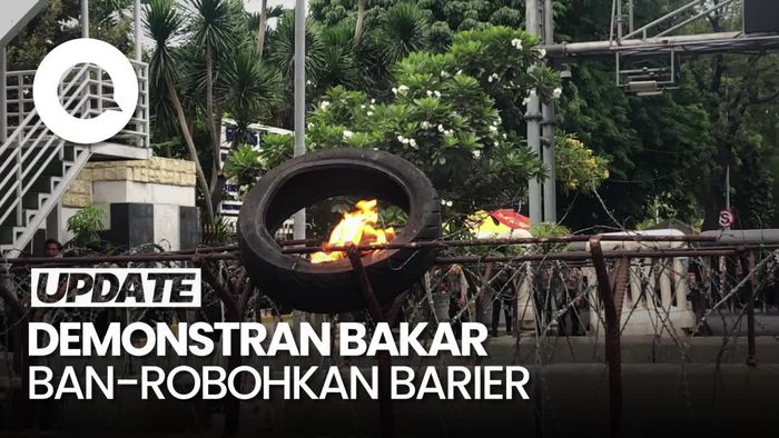 Pedemo di Patung Kuda Bakar Ban-Robohkan Barier Beton